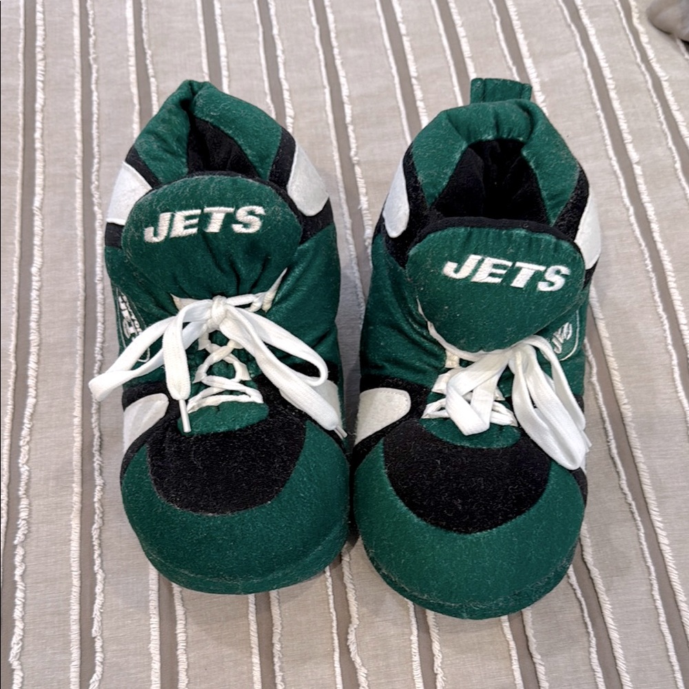 HAPPY FEET NFL NY JETS Slippers. SZ M fits Women SZ 5.5-7.5 Men 4.5- 6.5